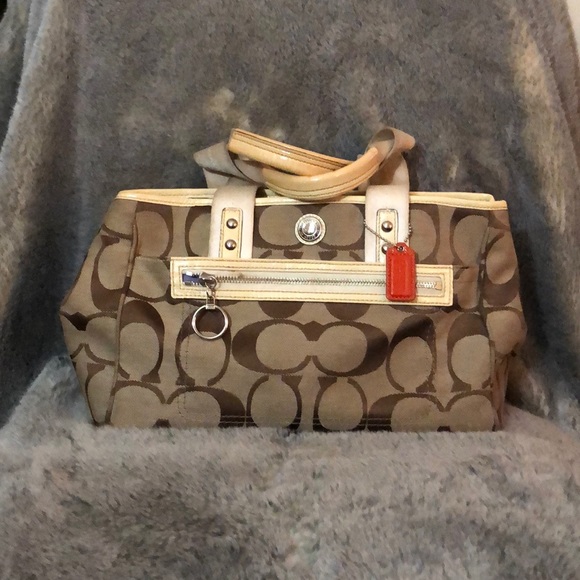 Coach Handbags - 🔥SALE🔥Coach Daisy Signature Large Tote Bag